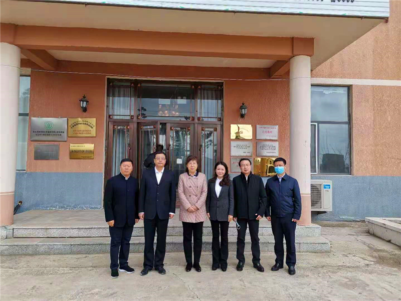 图为张国华局长陪同李悦副省长深入延边畜牧开发集团东兴种牛科技有限